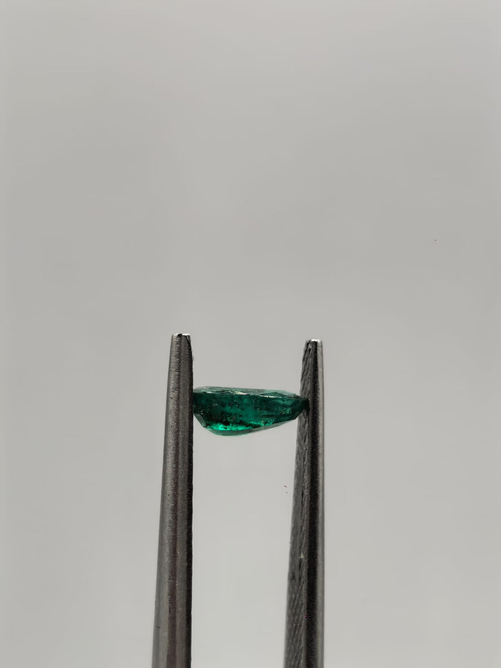 Esmeralda colombiana ovalada de 0.40ct