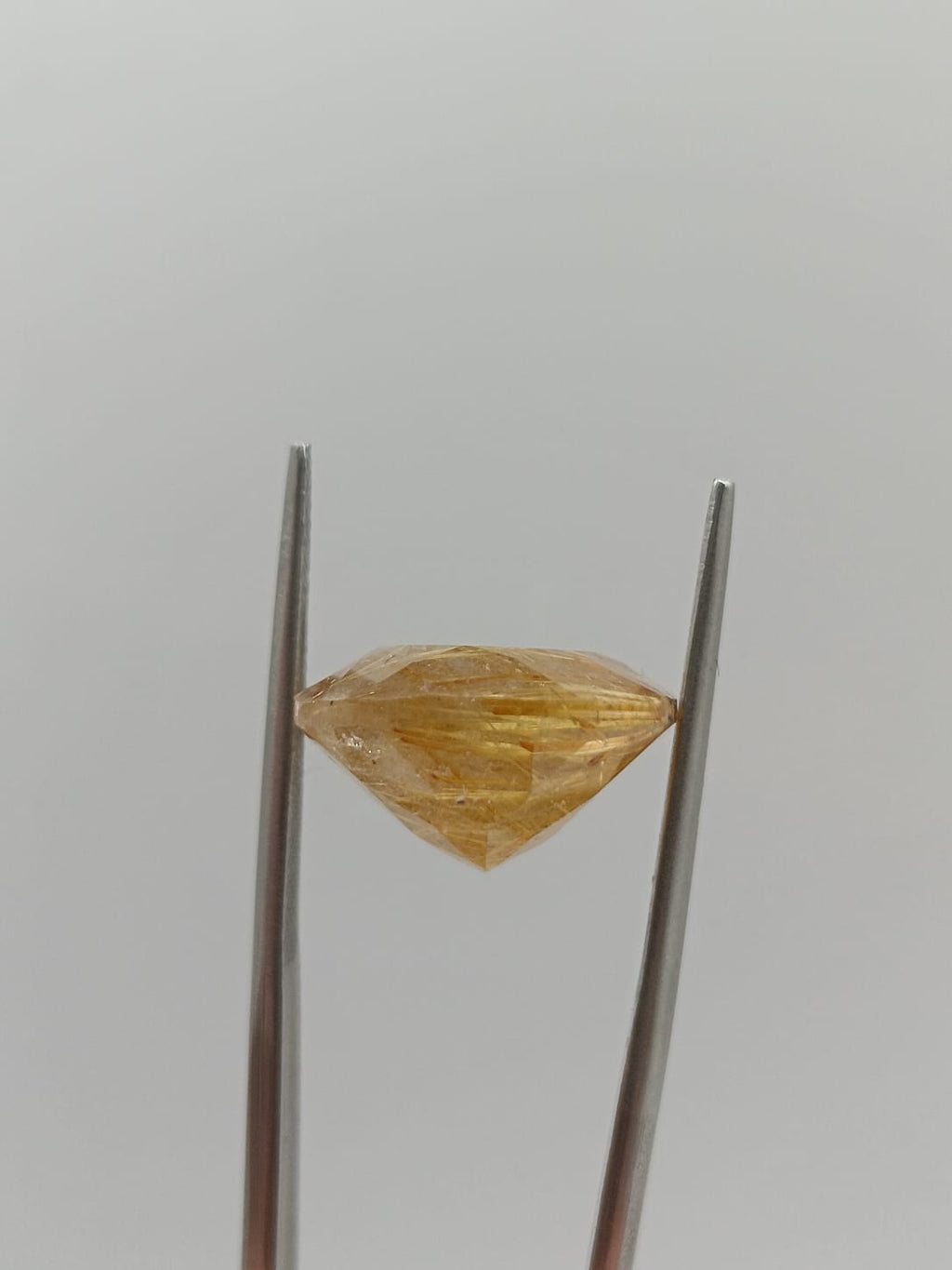 Cuarzo rutilado ovalado de 15.83ct