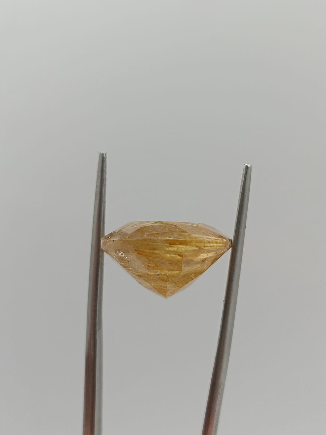 Cuarzo rutilado ovalado de 15.83ct