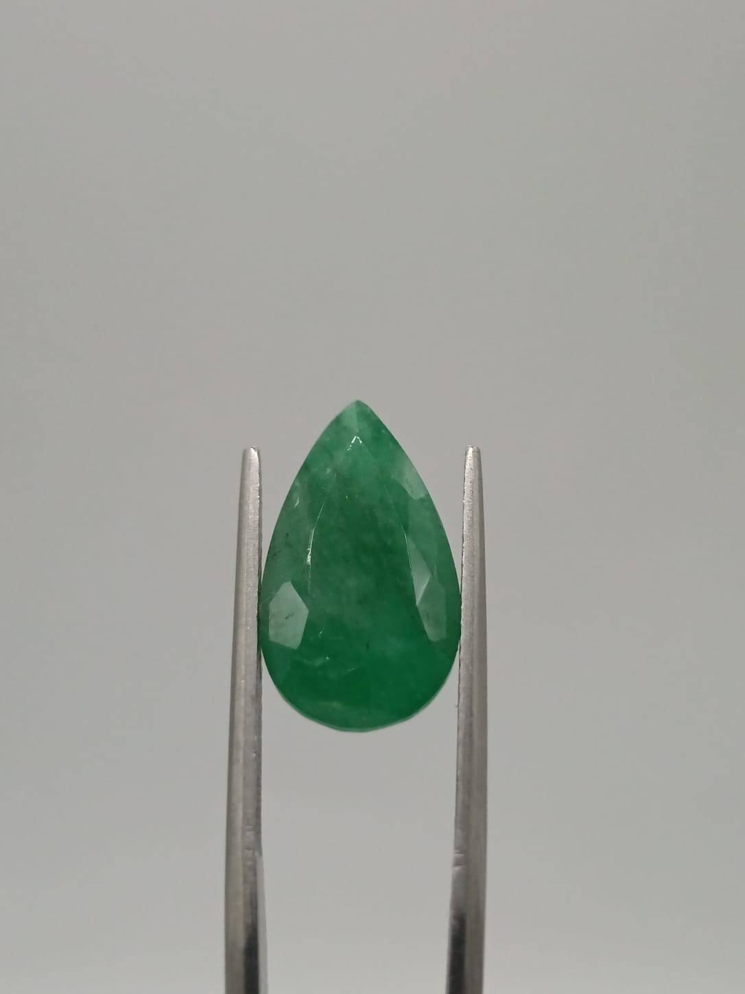 Esmeralda brasileña forma de gota de 7.07ct