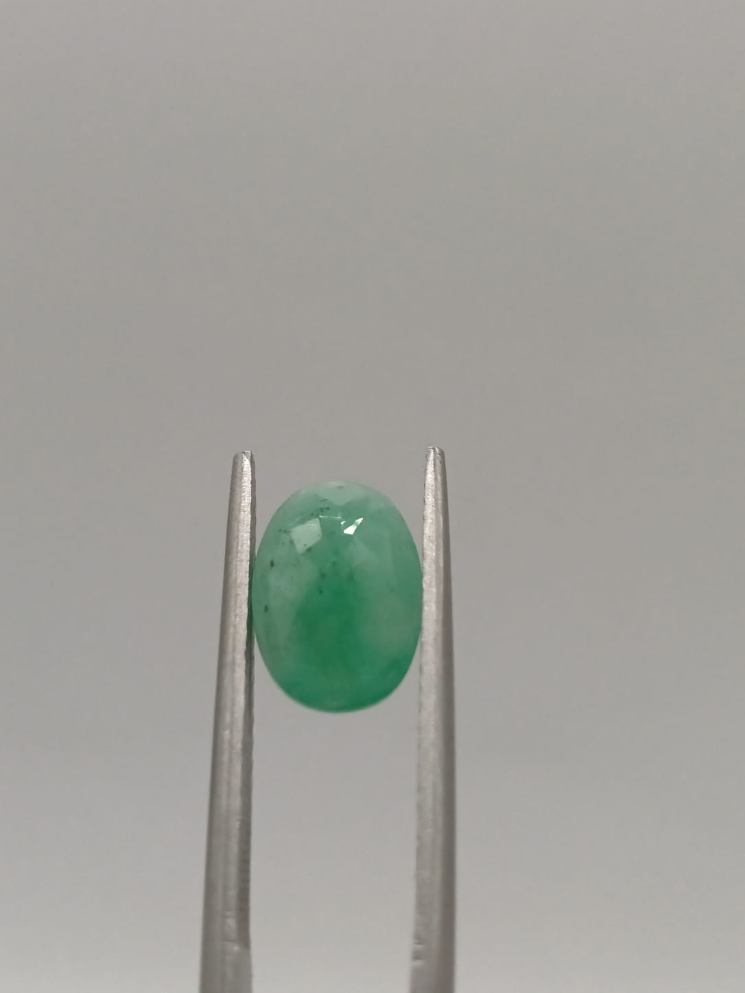 Esmeralda brasileña ovalada de 1.92ct