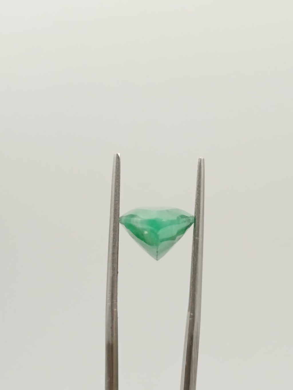 Esmeralda brasileña forma de gota de 5.56ct
