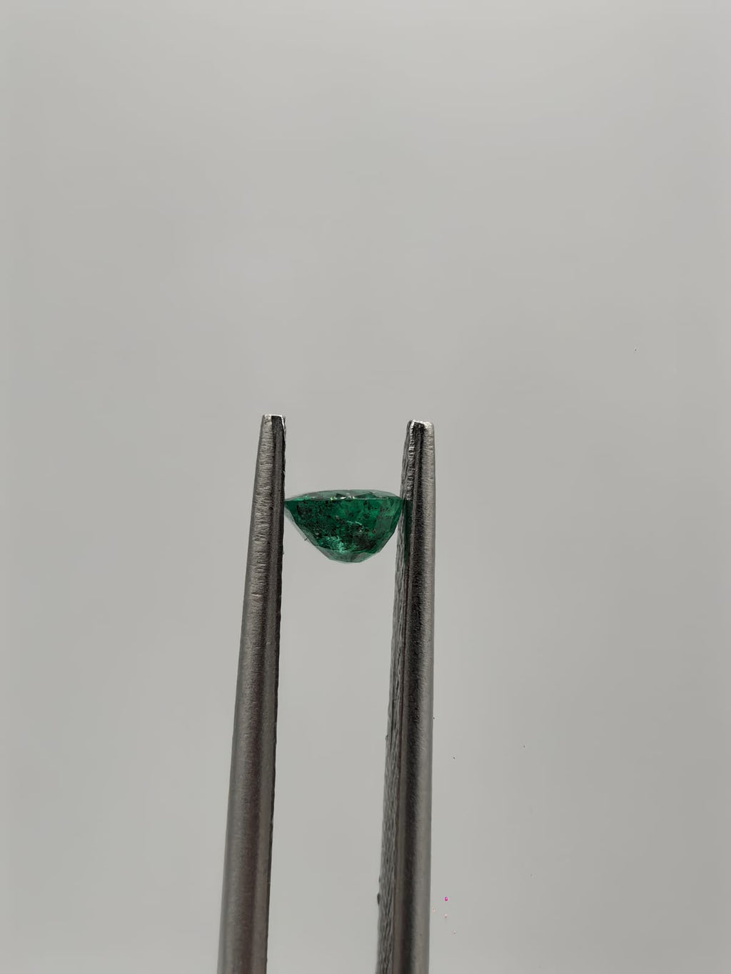 Esmeralda colombiana ovalada de 0.40ct