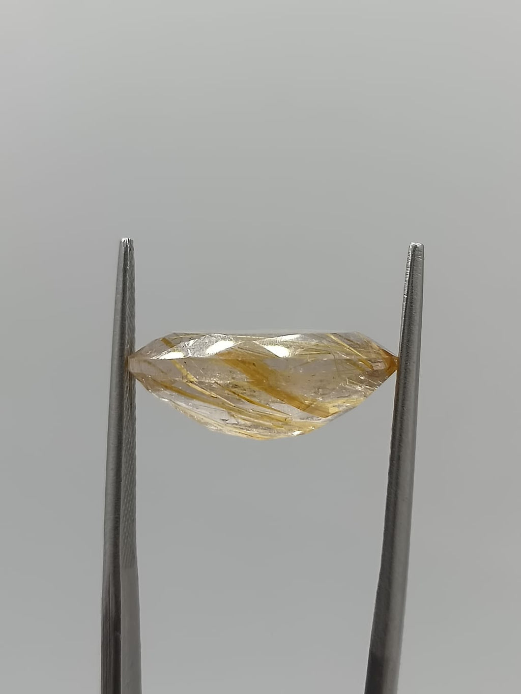 Cuarzo rutilado ovalado de 7.25ct