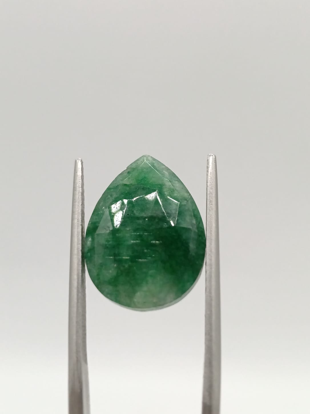 Esmeralda brasileña forma de gota de 7.70ct