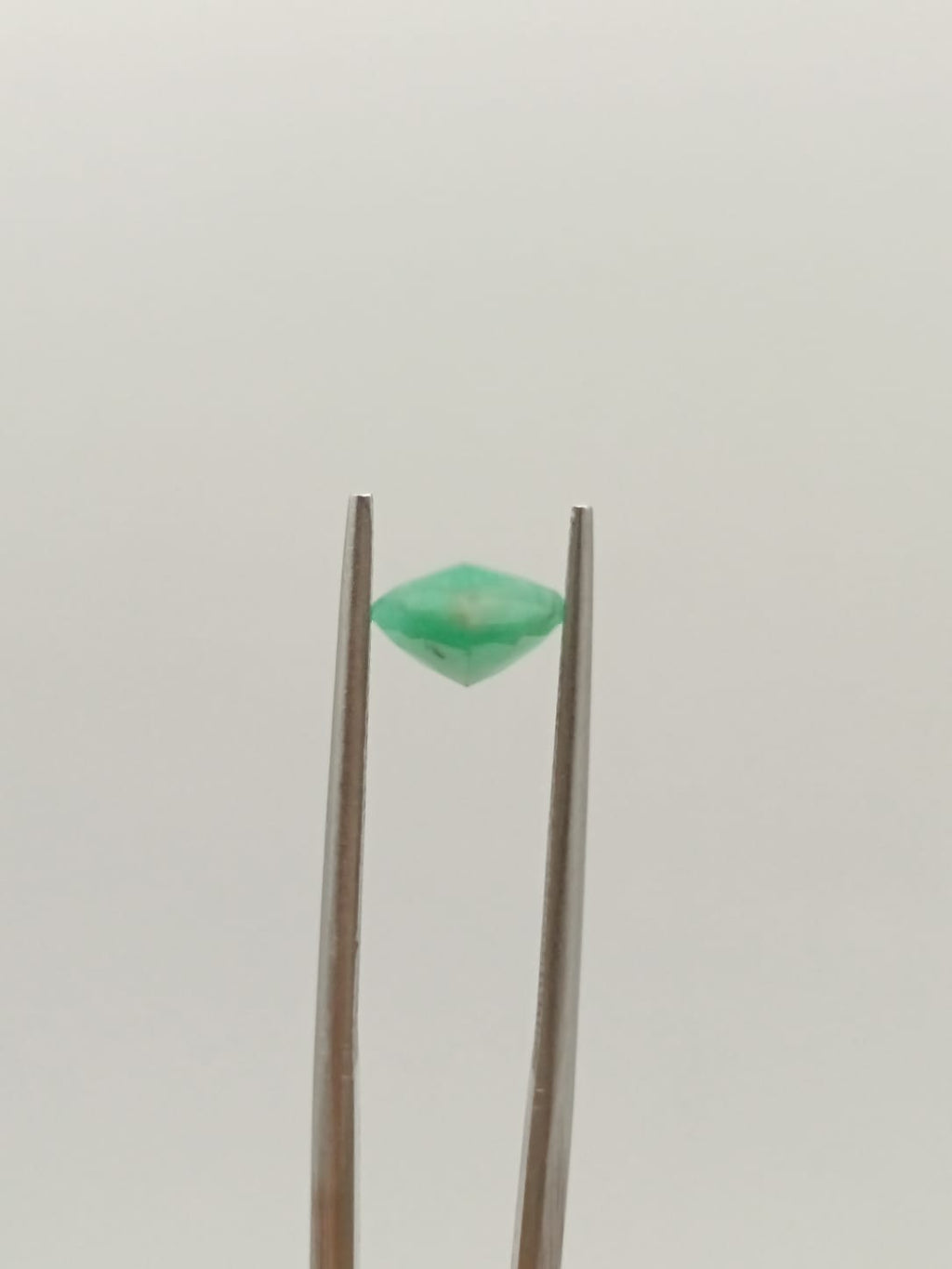 Esmeralda brasileña forma de gota de 1.52ct