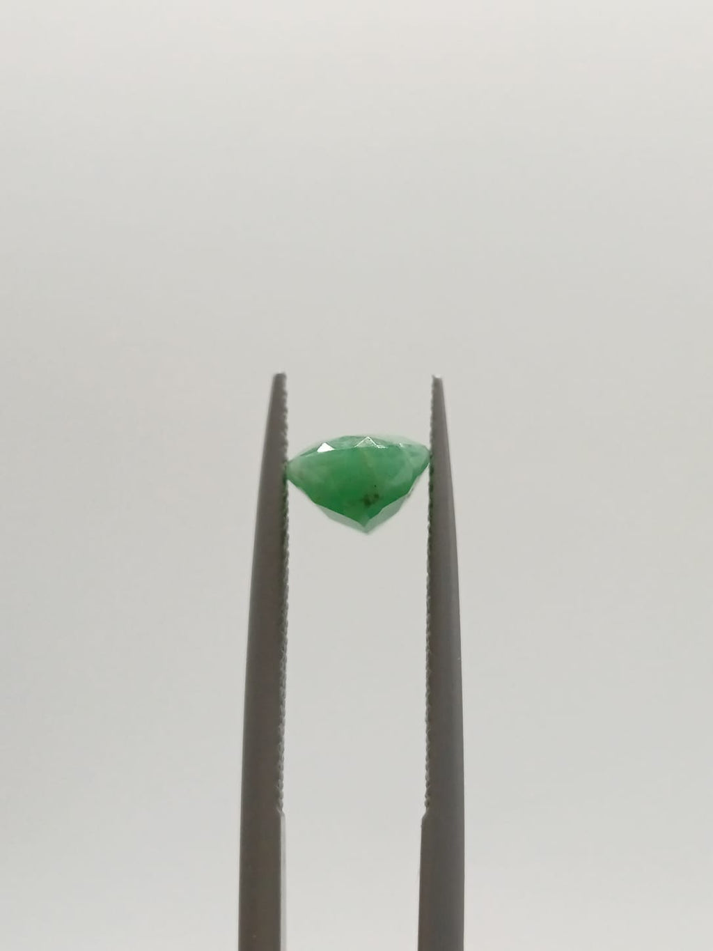 Esmeralda brasileña ovalada de 1.75ct