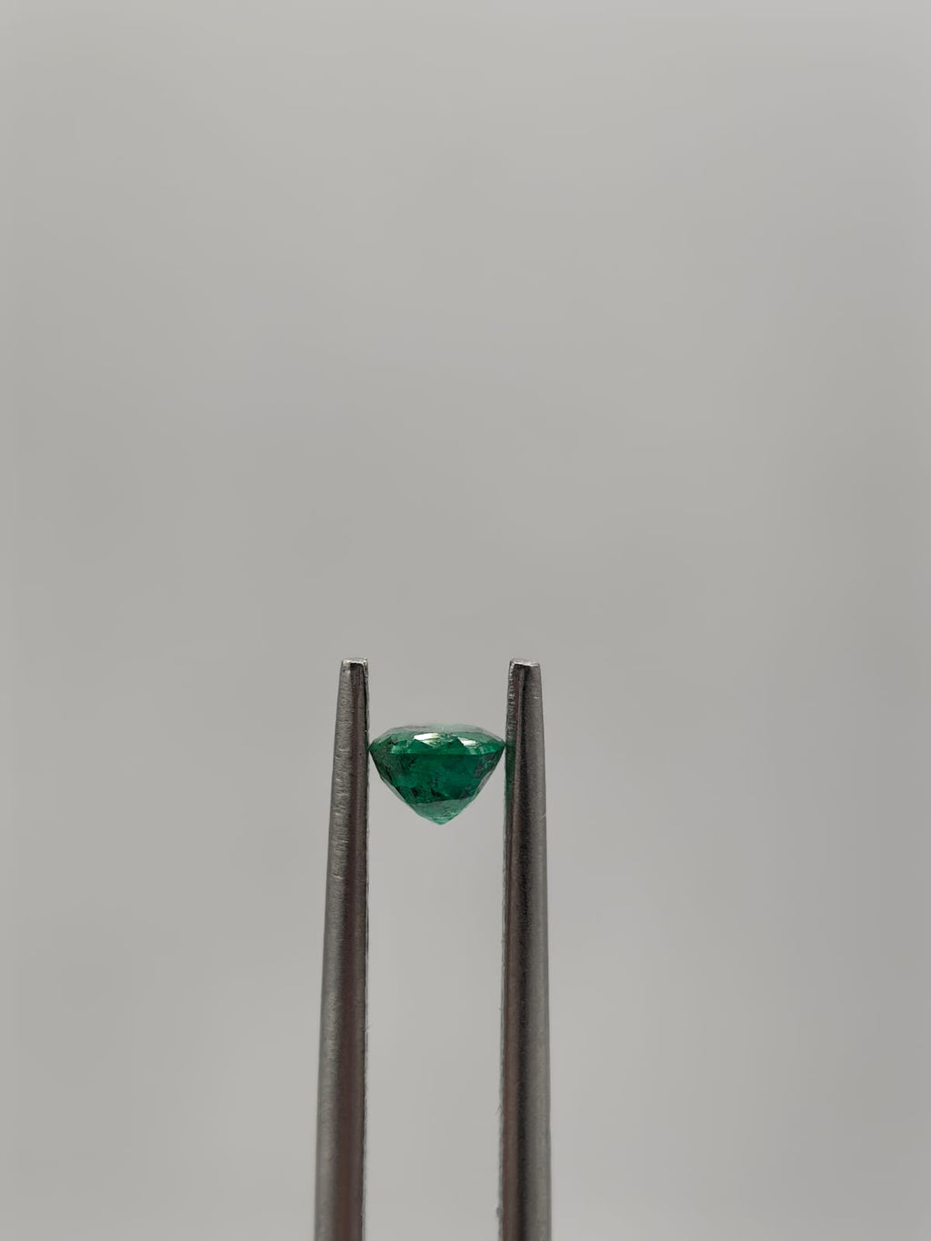 Esmeralda colombiana ovalada de 0.40ct