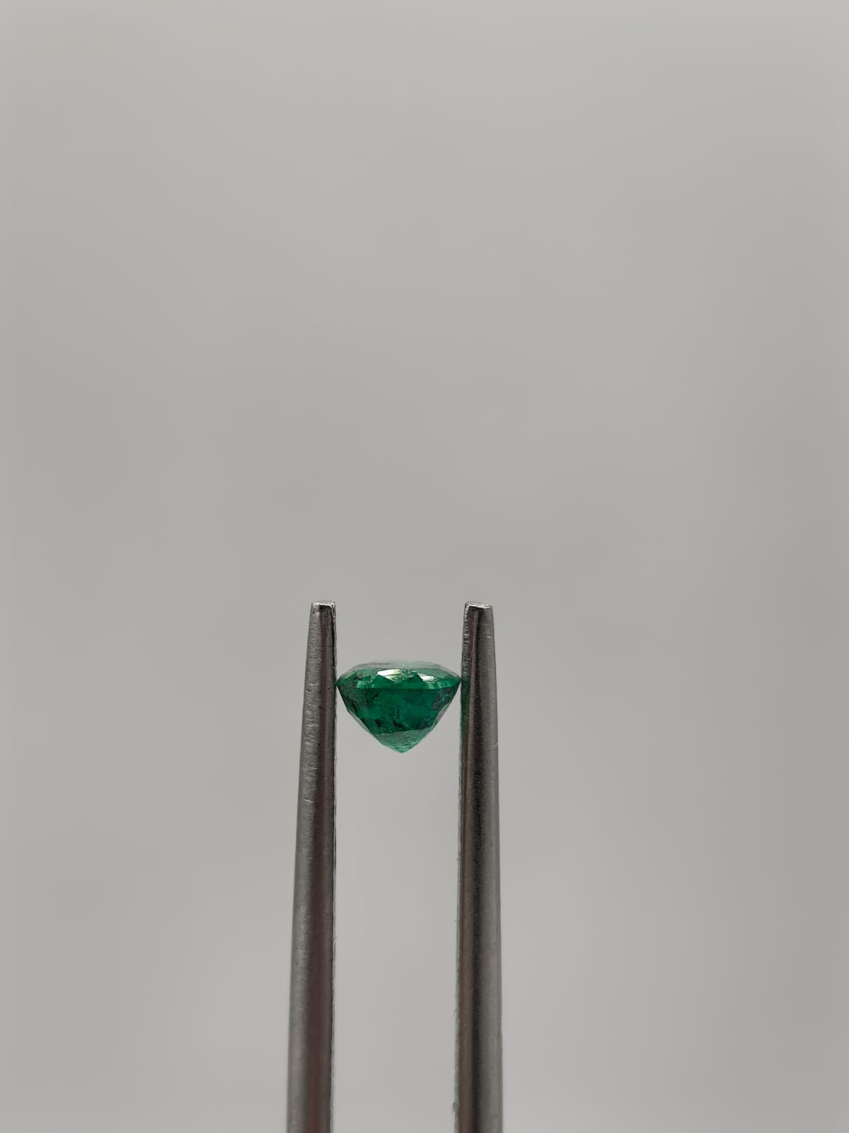 Esmeralda colombiana ovalada de 0.40ct