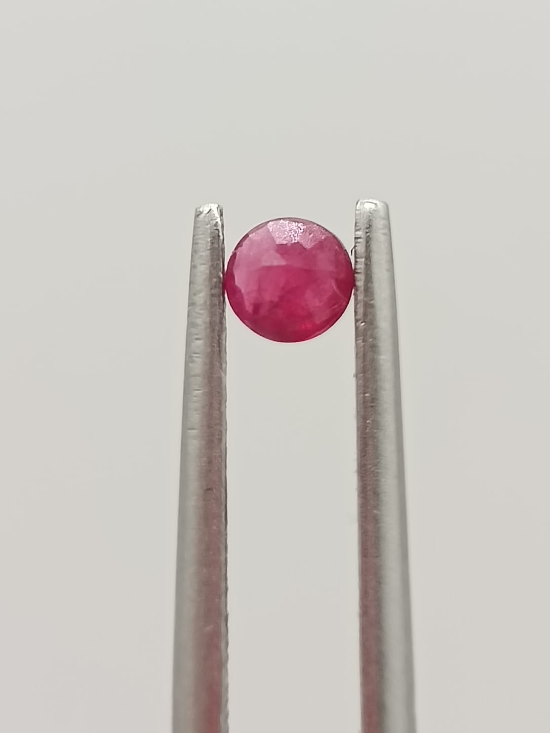 Rubí circular de 0.18ct
