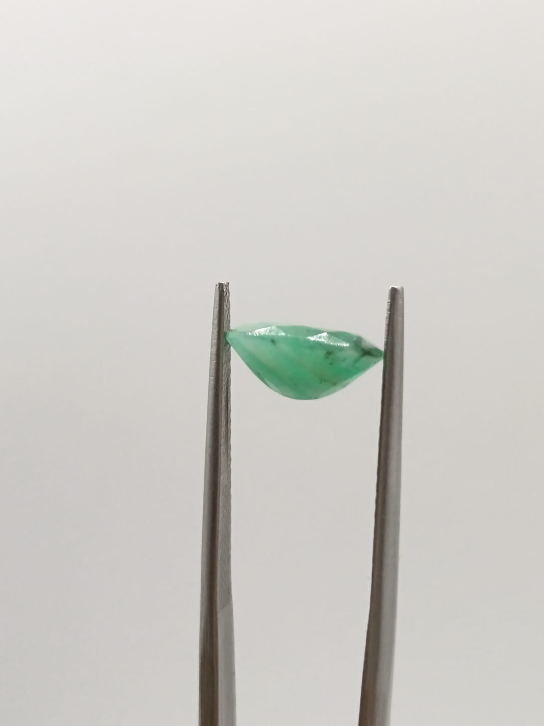 Esmeralda brasileña ovalada de 1.90ct