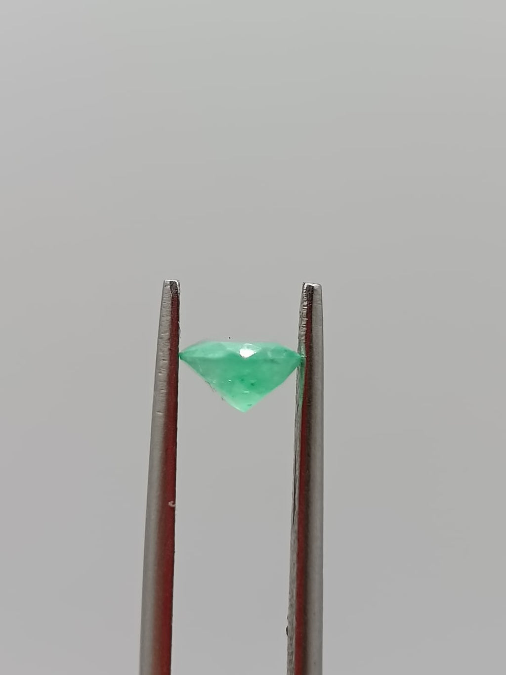 Esmeralda colombiana ovalada de 0.70ct