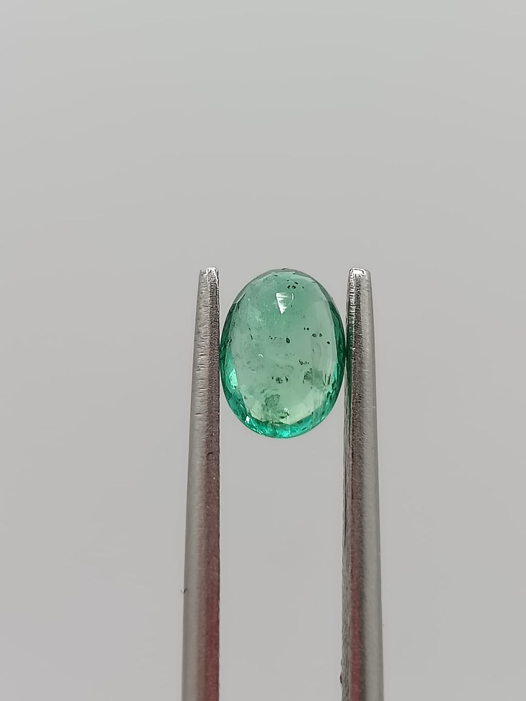 Esmeralda colombiana ovalada de 0.79ct