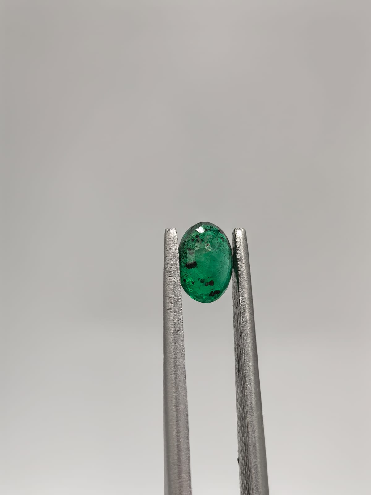 Esmeralda colombiana ovalada de 0.45ct