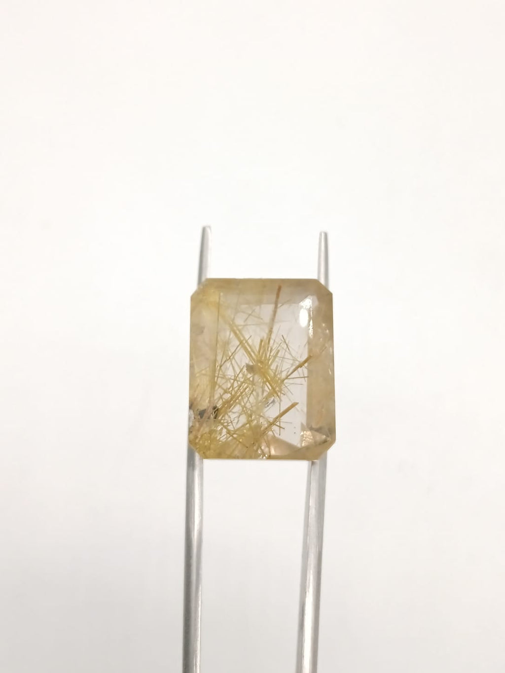 Cuarzo rutilado rectangular de 16.04ct