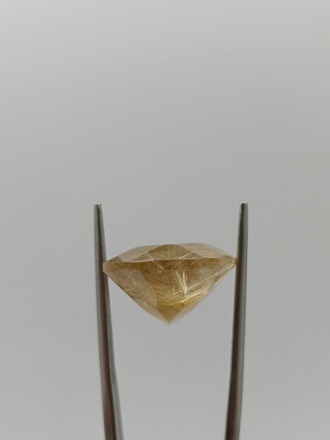 Cuarzo rutilado ovalado de 15.84ct