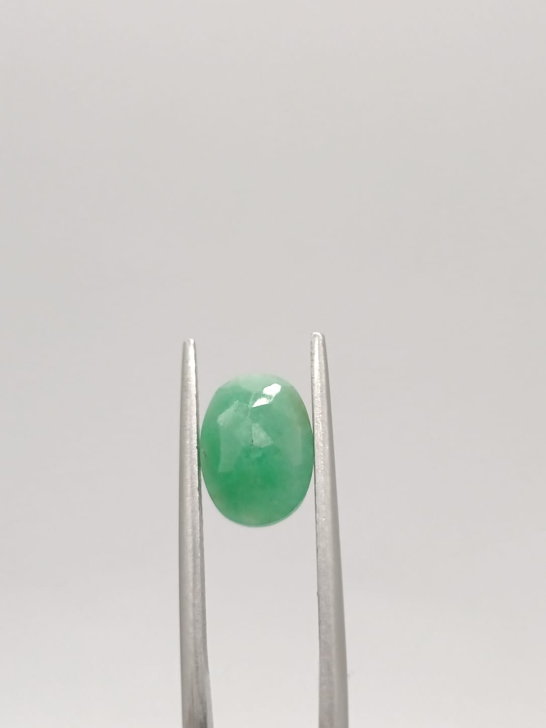 Esmeralda brasileña ovalada de 1.81ct