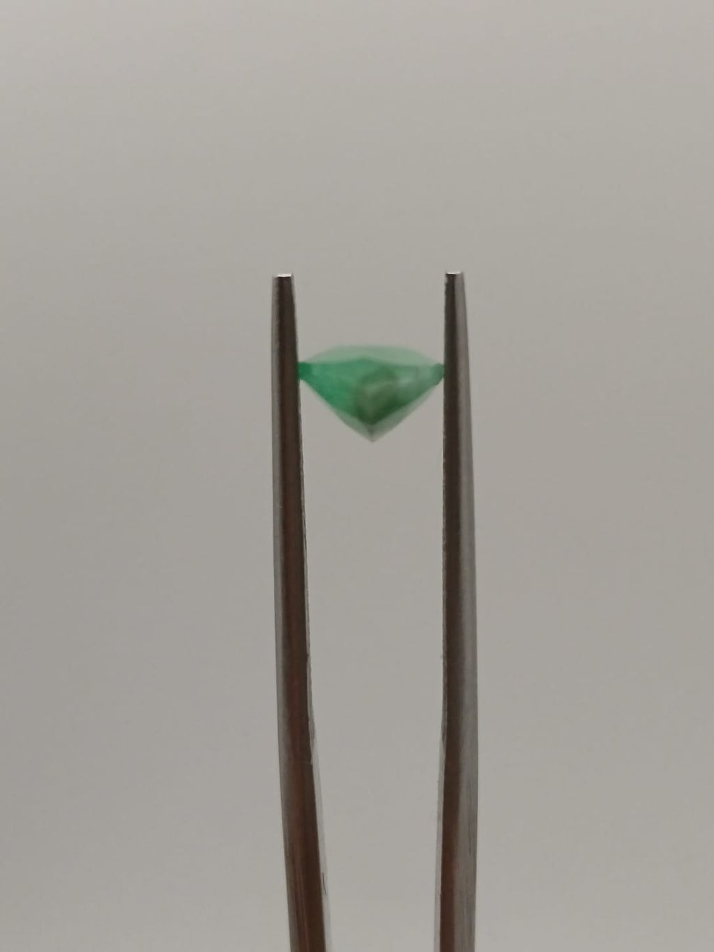 Esmeralda brasileña forma de gota de 1.43ct