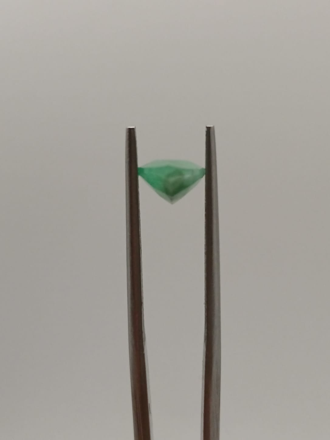 Esmeralda brasileña forma de gota de 1.43ct
