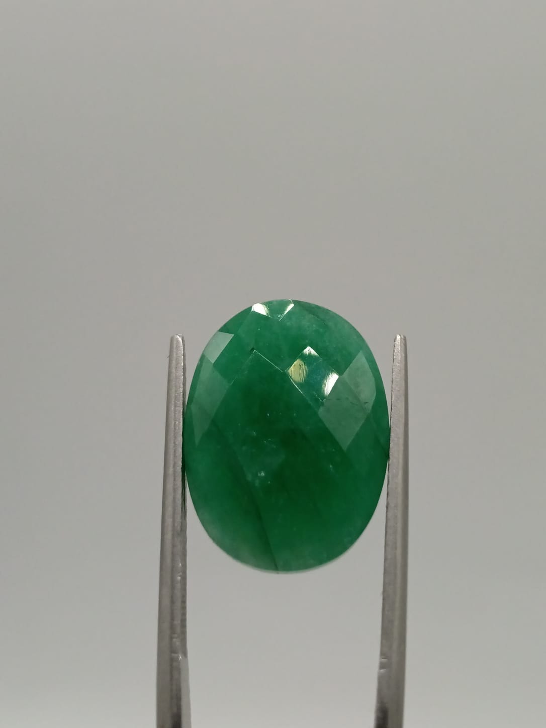 Esmeralda brasileña ovalada de 12.41ct