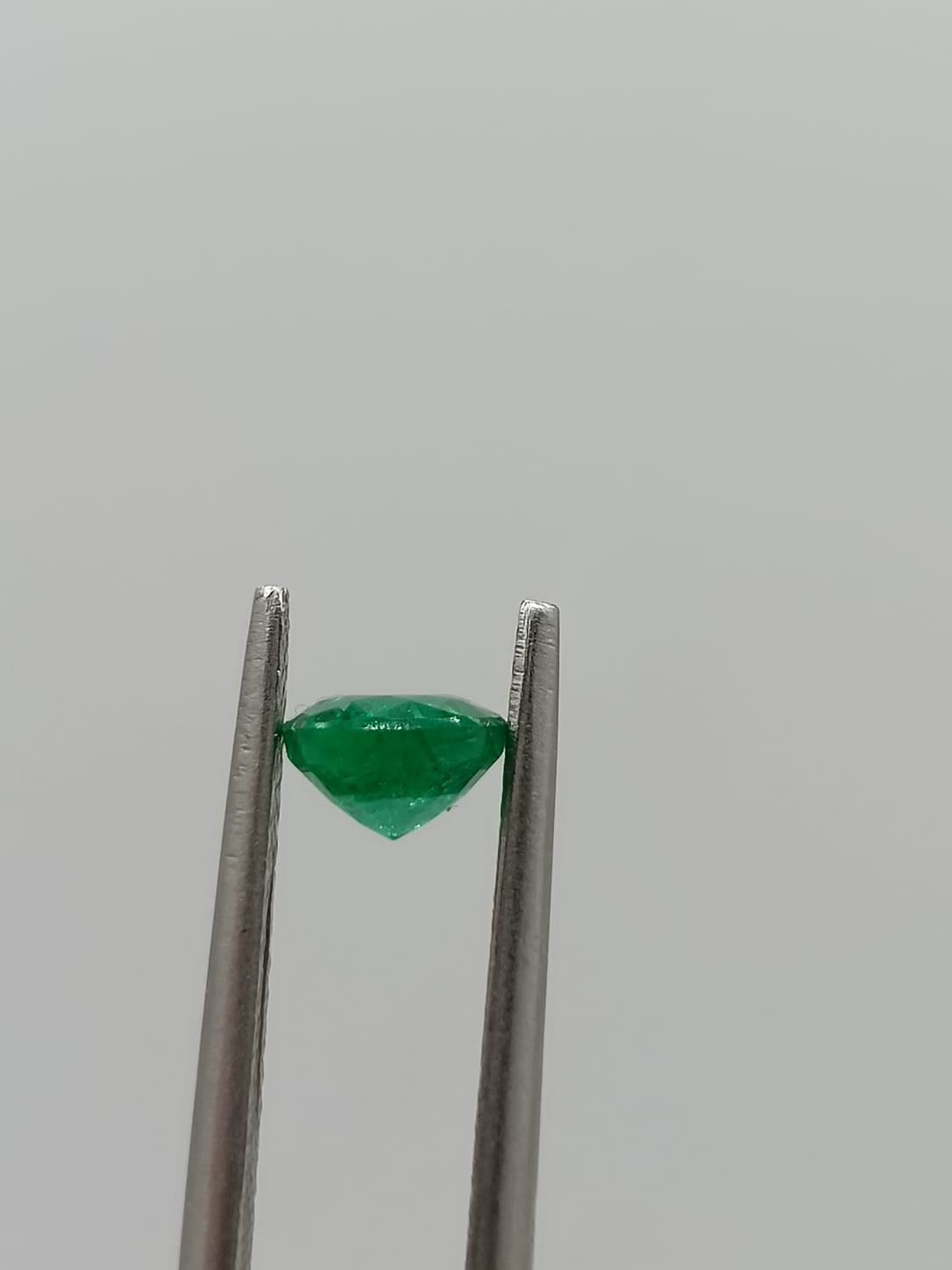 Esmeralda colombiana ovalada de 0.64ct
