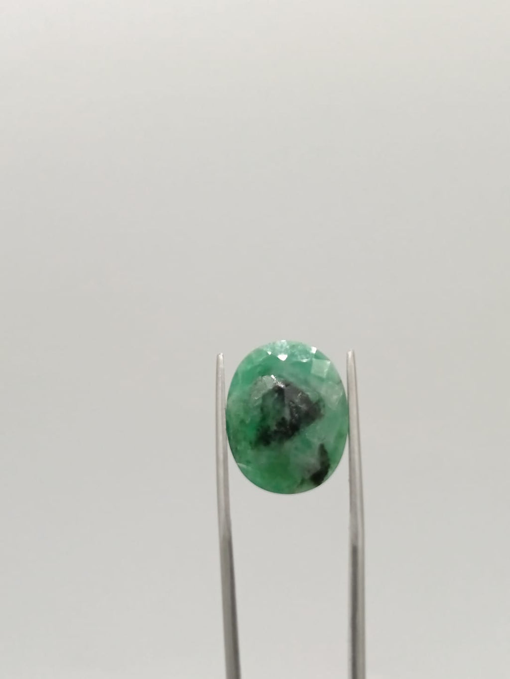 Esmeralda brasileña ovalada de 12.32ct