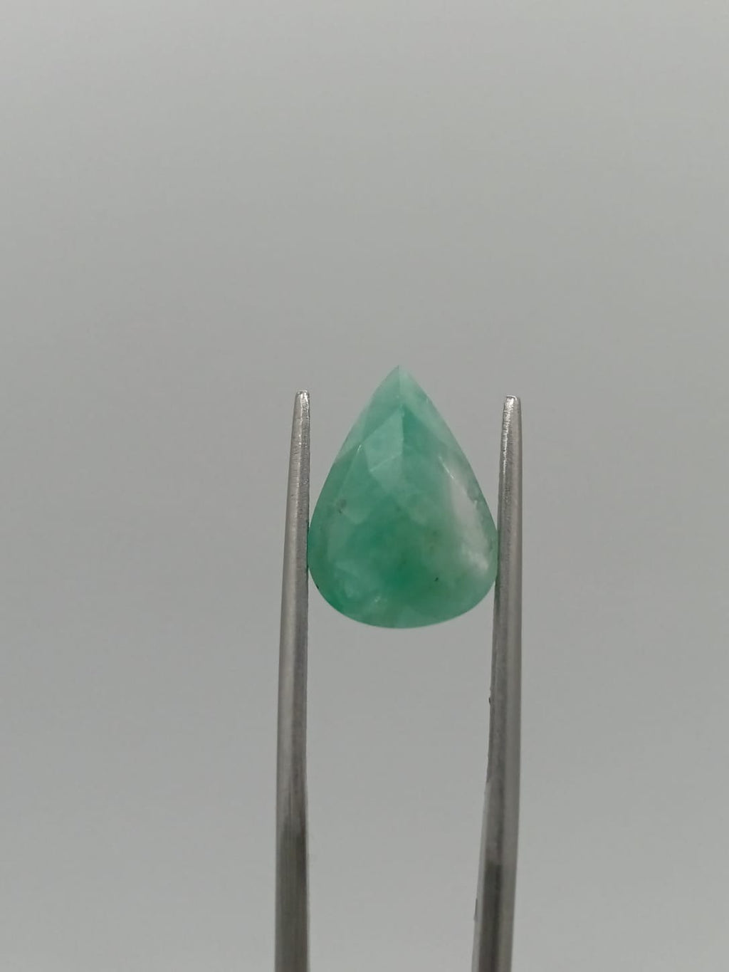 Esmeralda brasileña forma de gota de 4.71ct
