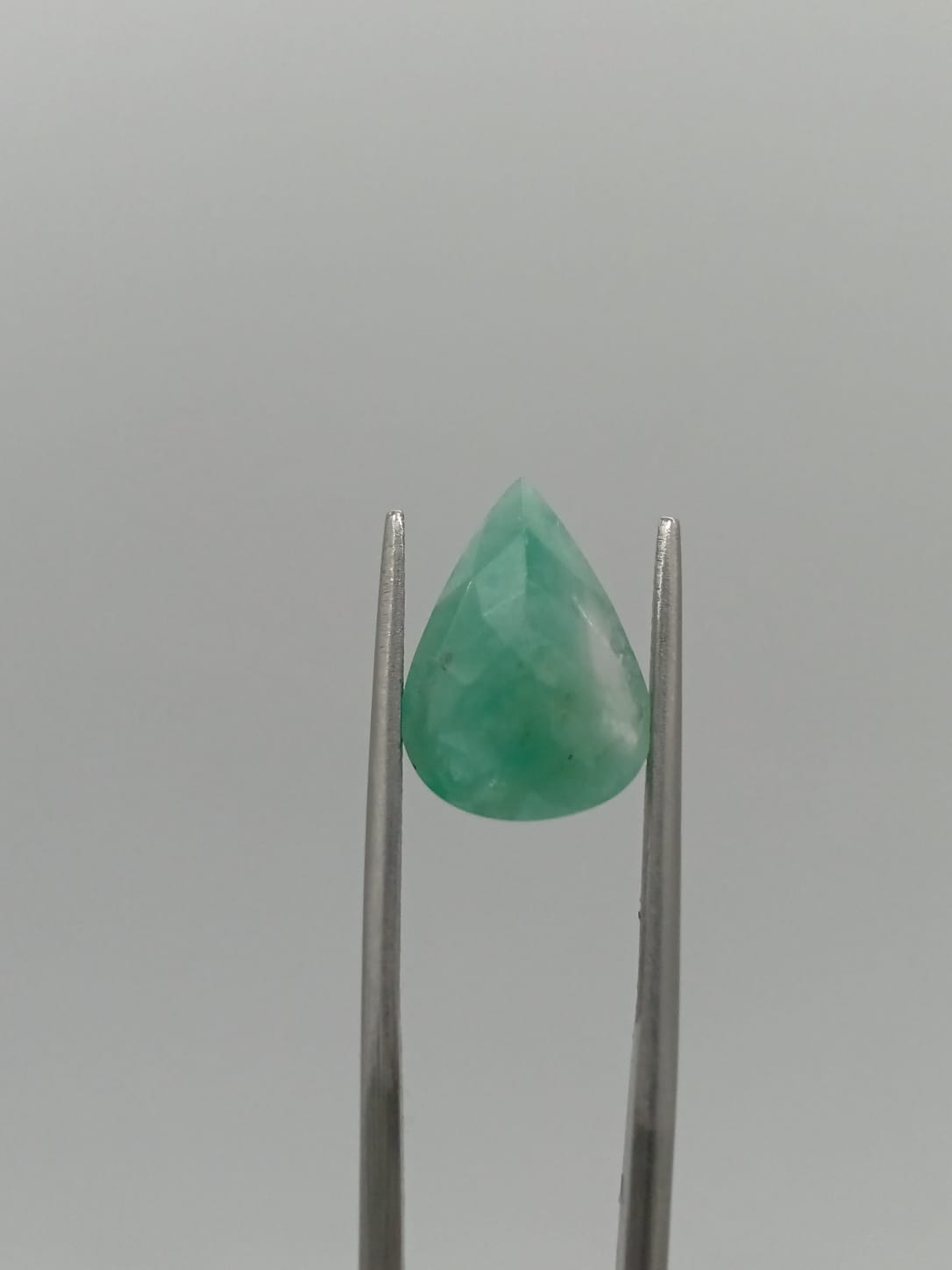Esmeralda brasileña forma de gota de 4.71ct