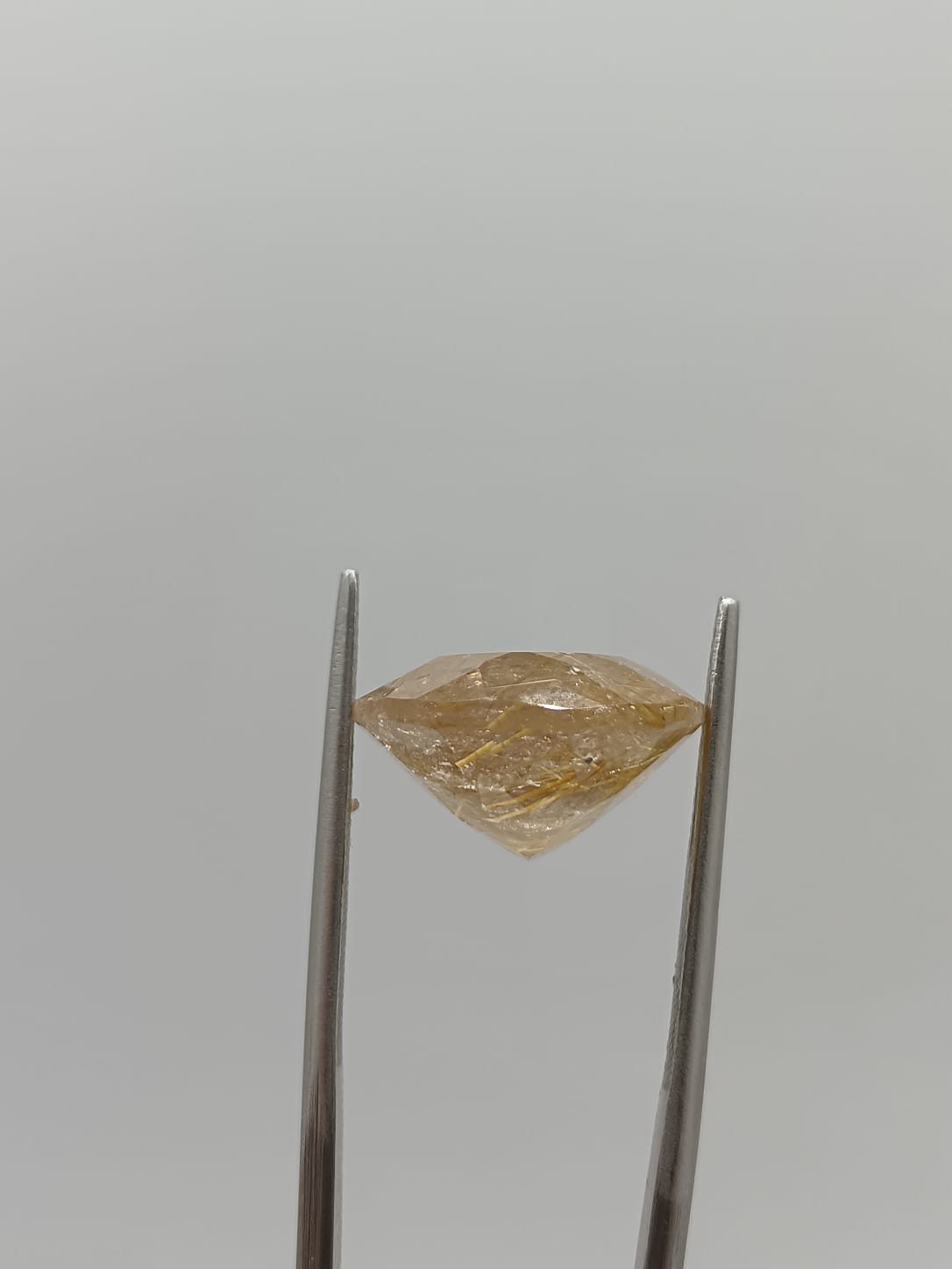 Cuarzo rutilado ovalado de 15.25ct