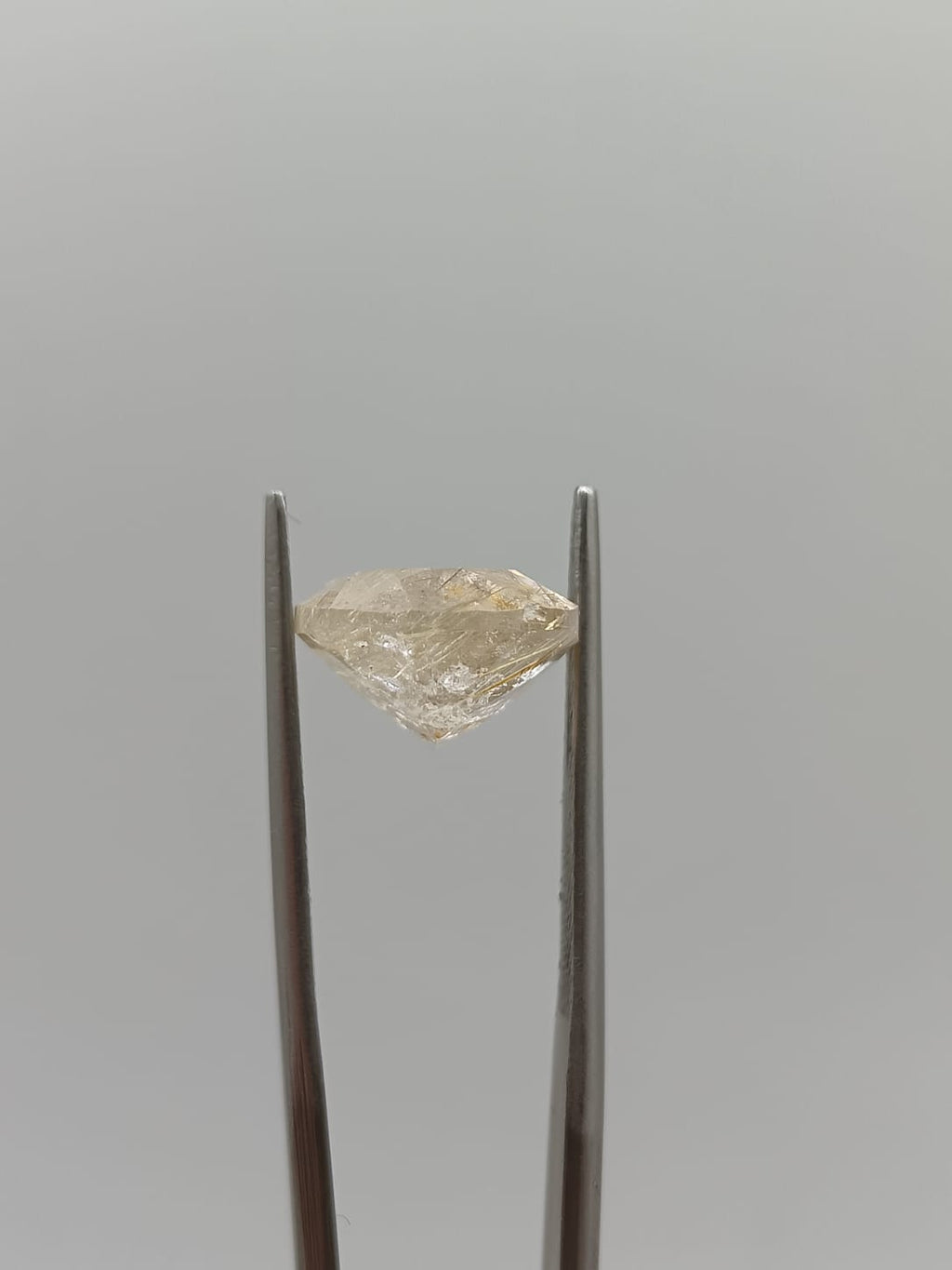 Cuarzo rutilado ovalado de 7.86ct