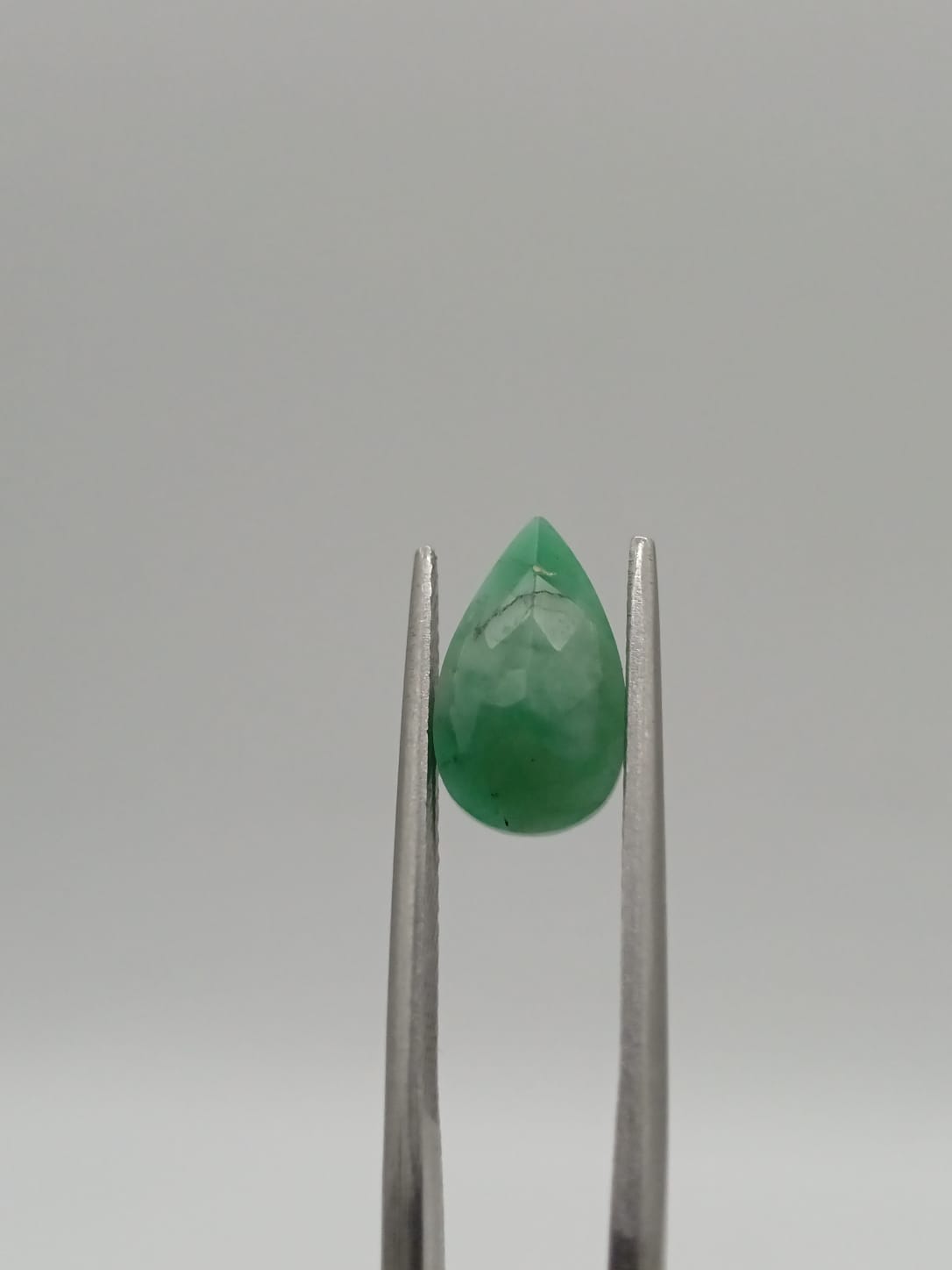 Esmeralda brasileña forma de gota de 2.04ct