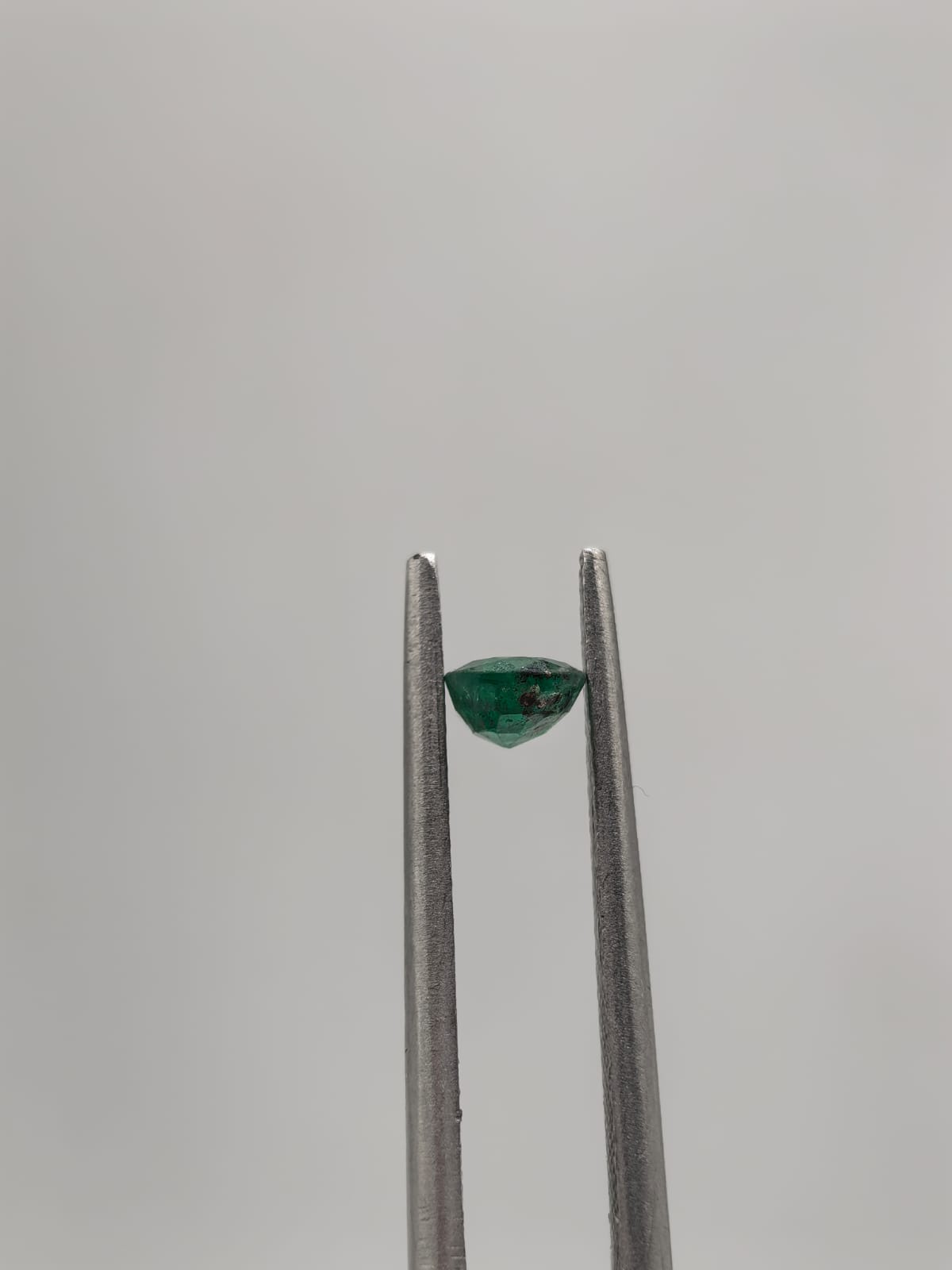 Esmeralda colombiana ovalada de 0.41ct