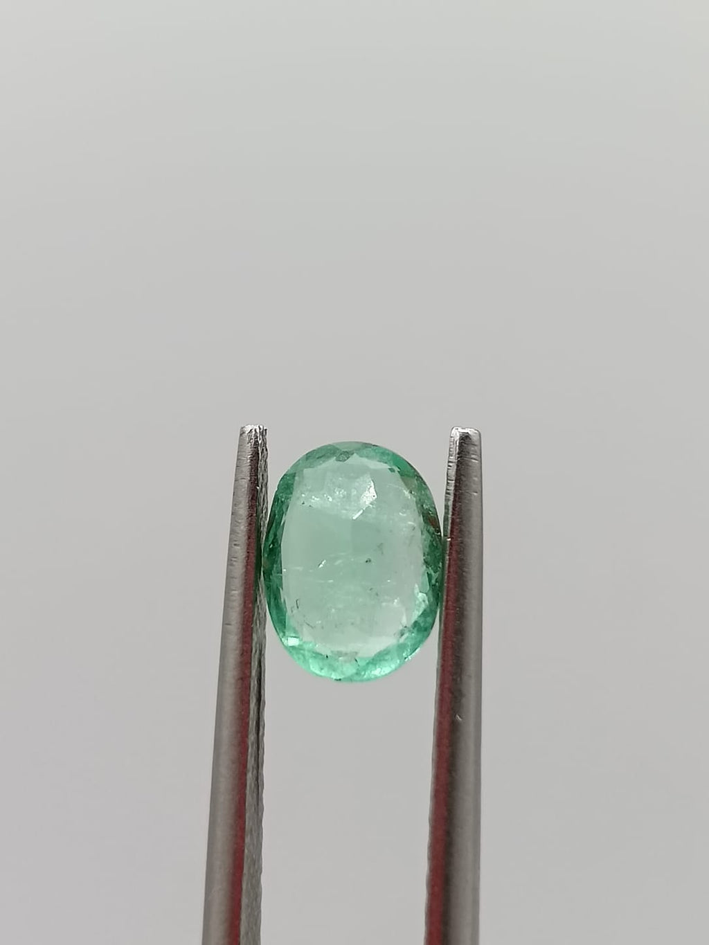 Esmeralda colombiana ovalada de 0.75ct