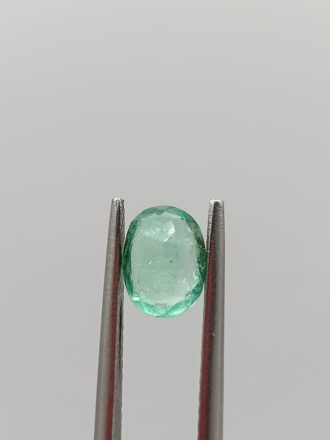 Esmeralda colombiana ovalada de 0.75ct