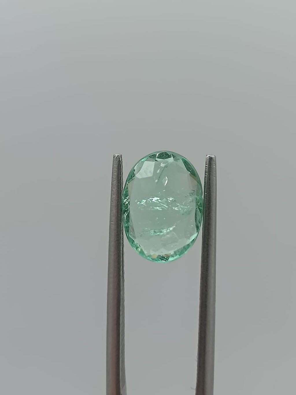 Esmeralda colombiana ovalada de 0.79ct