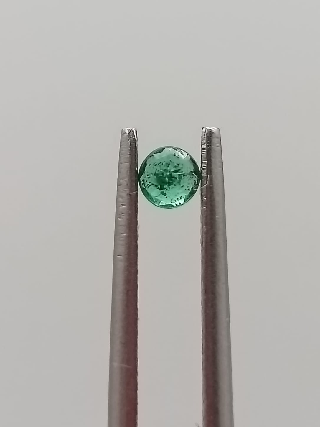 Esmeralda colombiana circular de 0.09ct