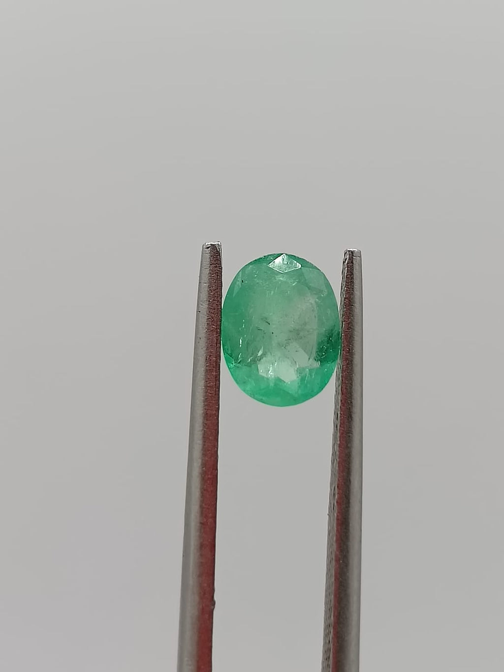 Esmeralda colombiana ovalada de 0.70ct
