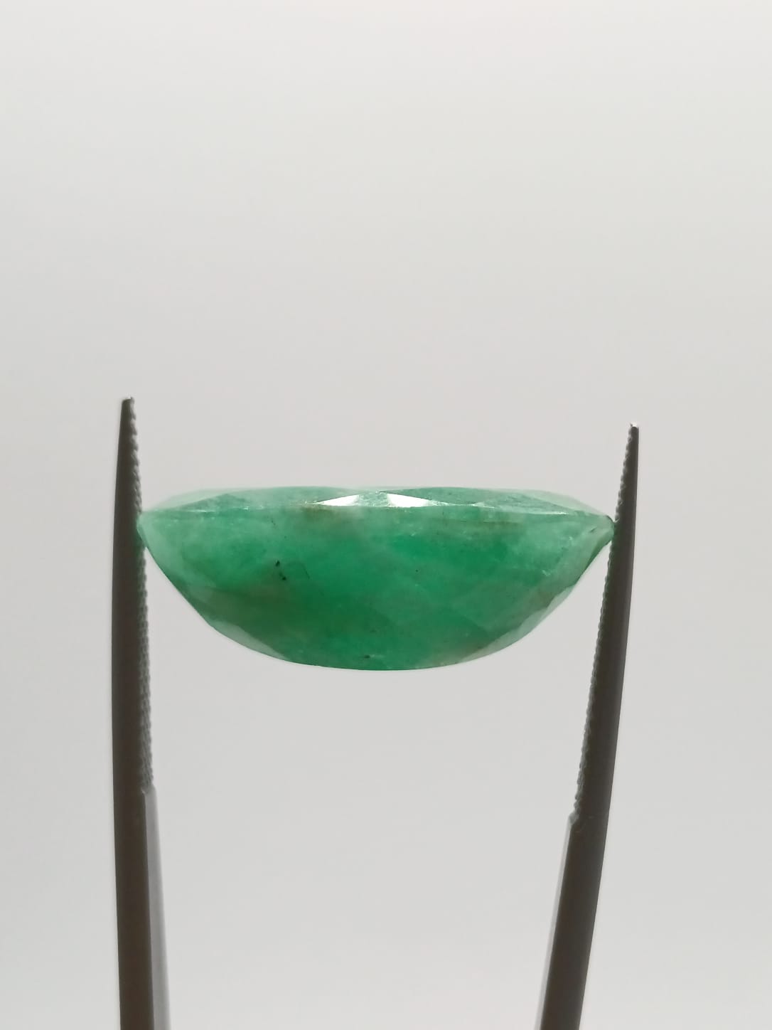 Esmeralda brasileña ovalada de 18.08ct