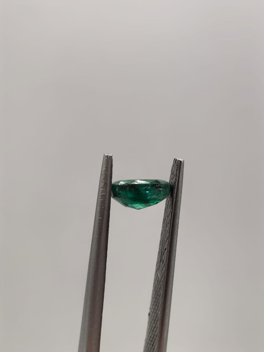 Esmeralda colombiana ovalada de 0.53ct