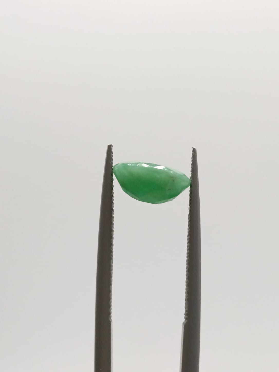 Esmeralda brasileña ovalada de 1.75ct