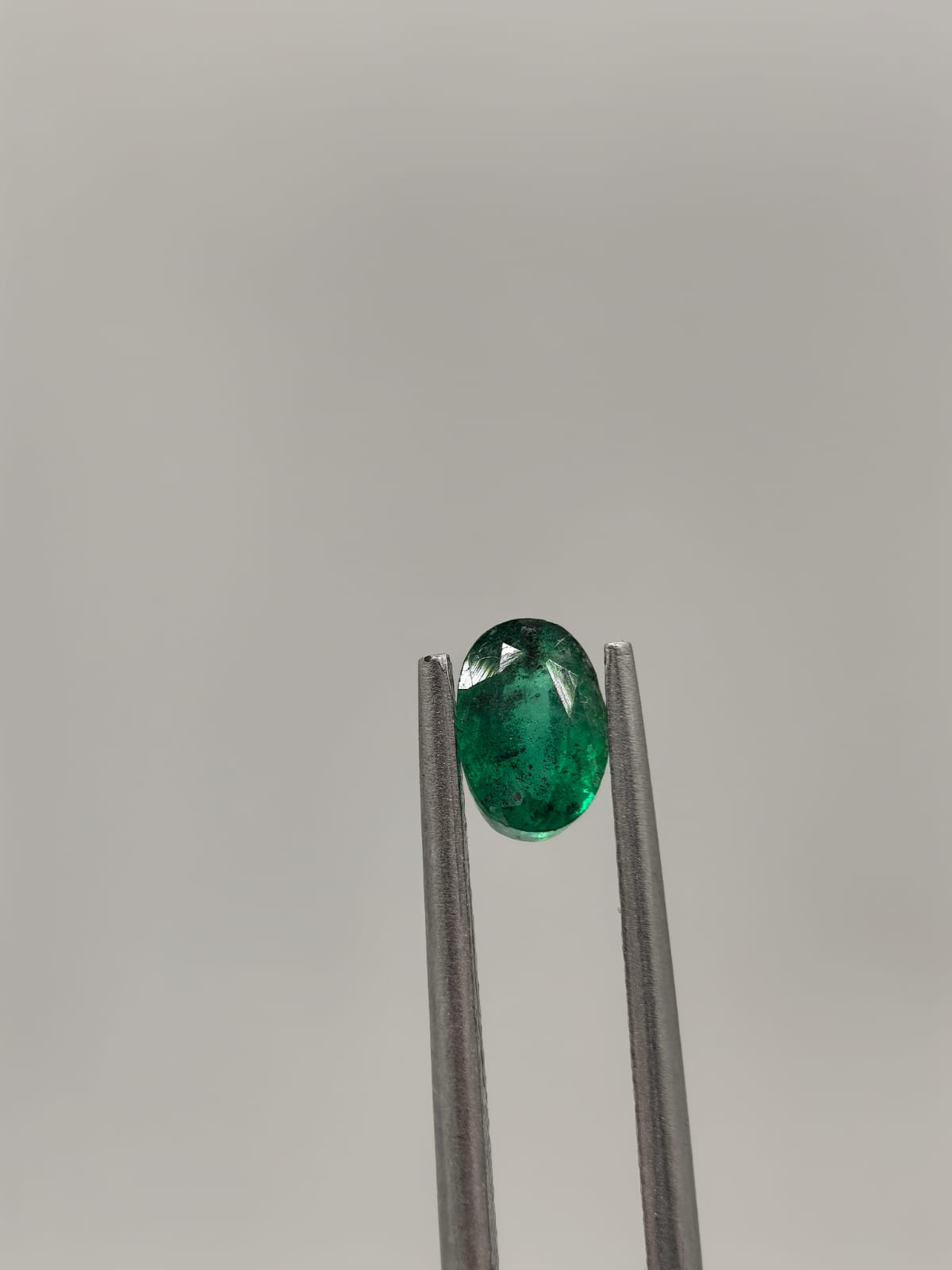 Esmeralda colombiana ovalada de 0.56ct