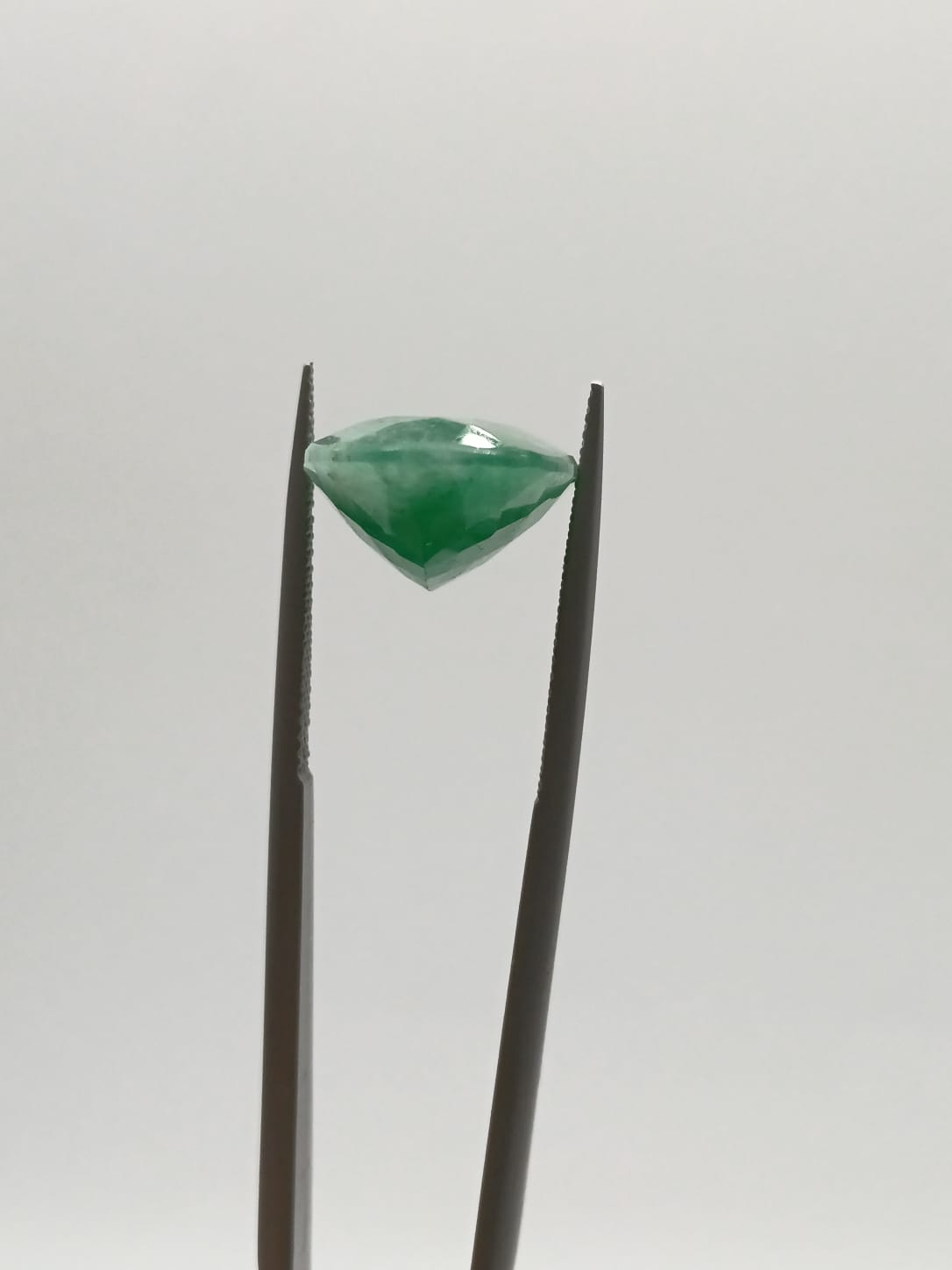 Esmeralda brasileña ovalada de 12.26ct