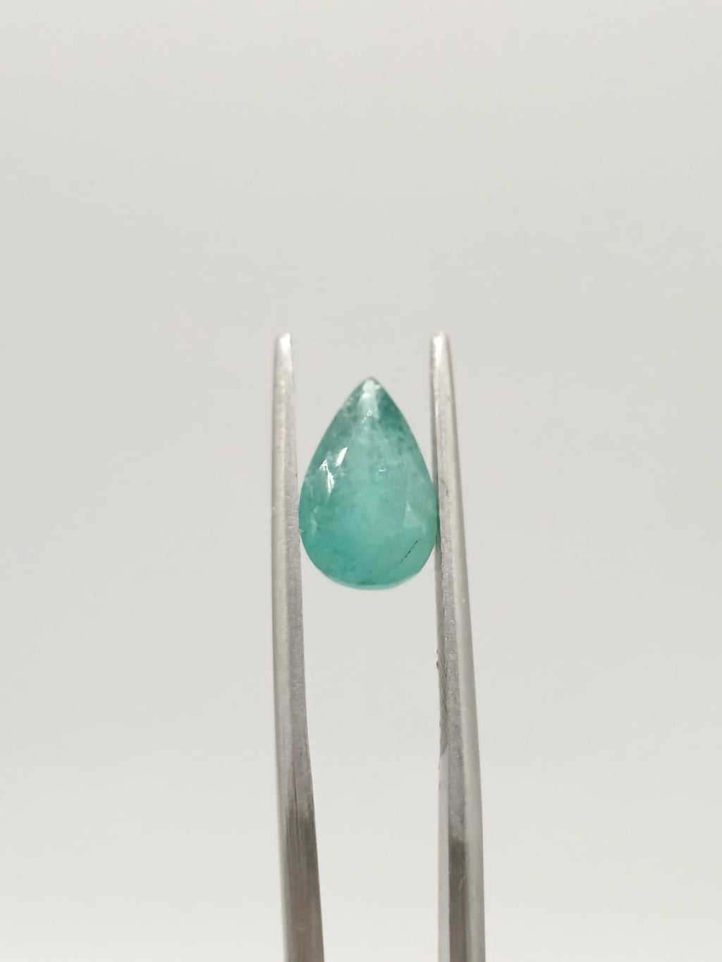 Esmeralda brasileña forma de gota de 1.88ct