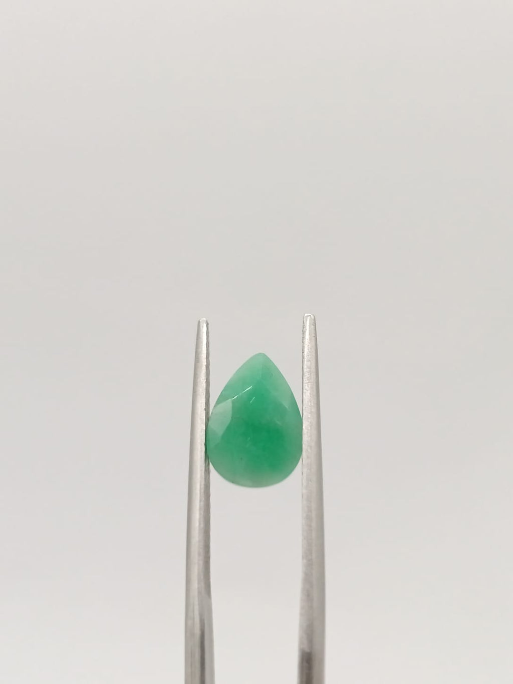 Esmeralda brasileña forma de gota de 1.52ct