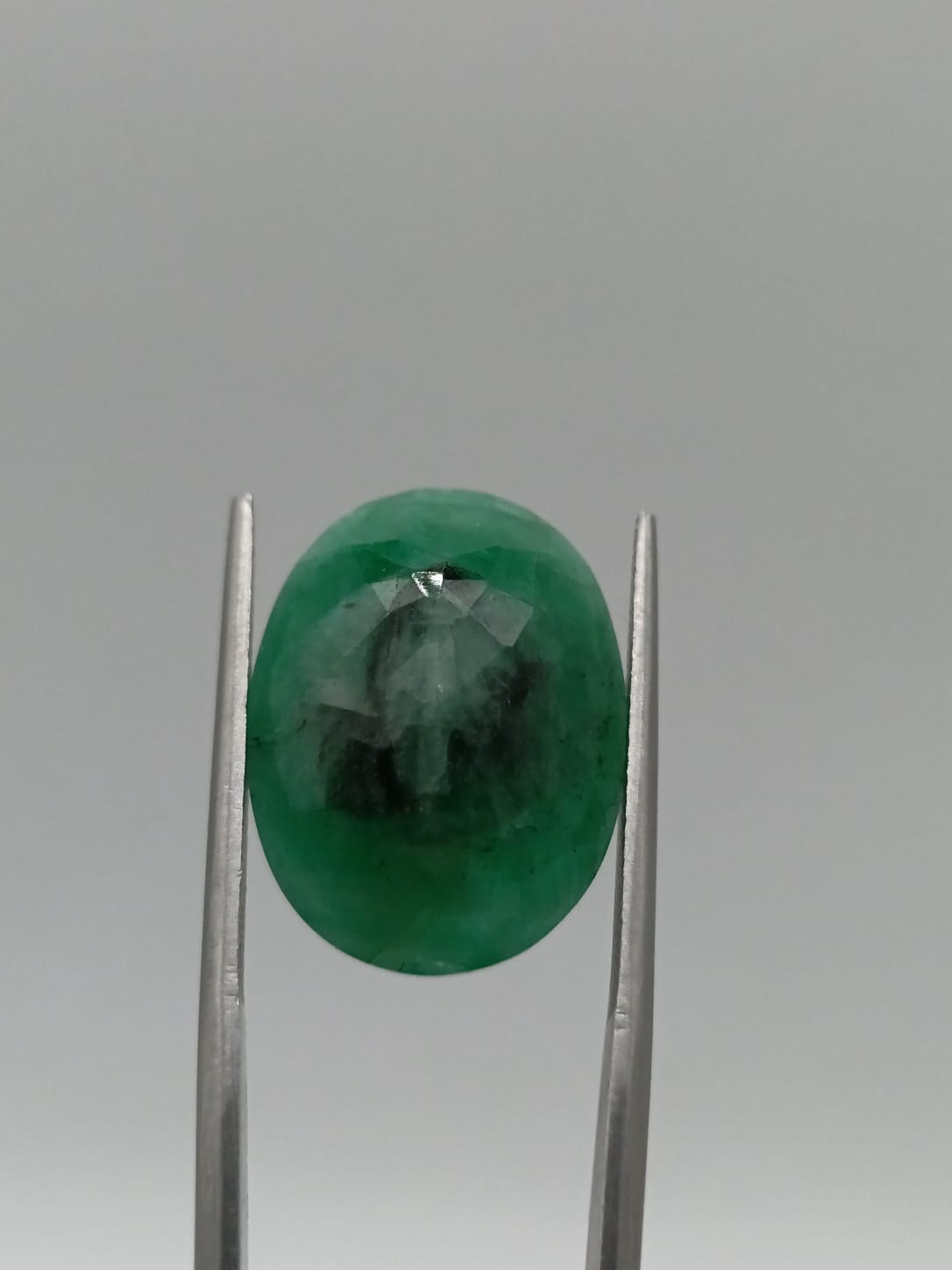 Esmeralda brasileña ovalada de 14.88ct