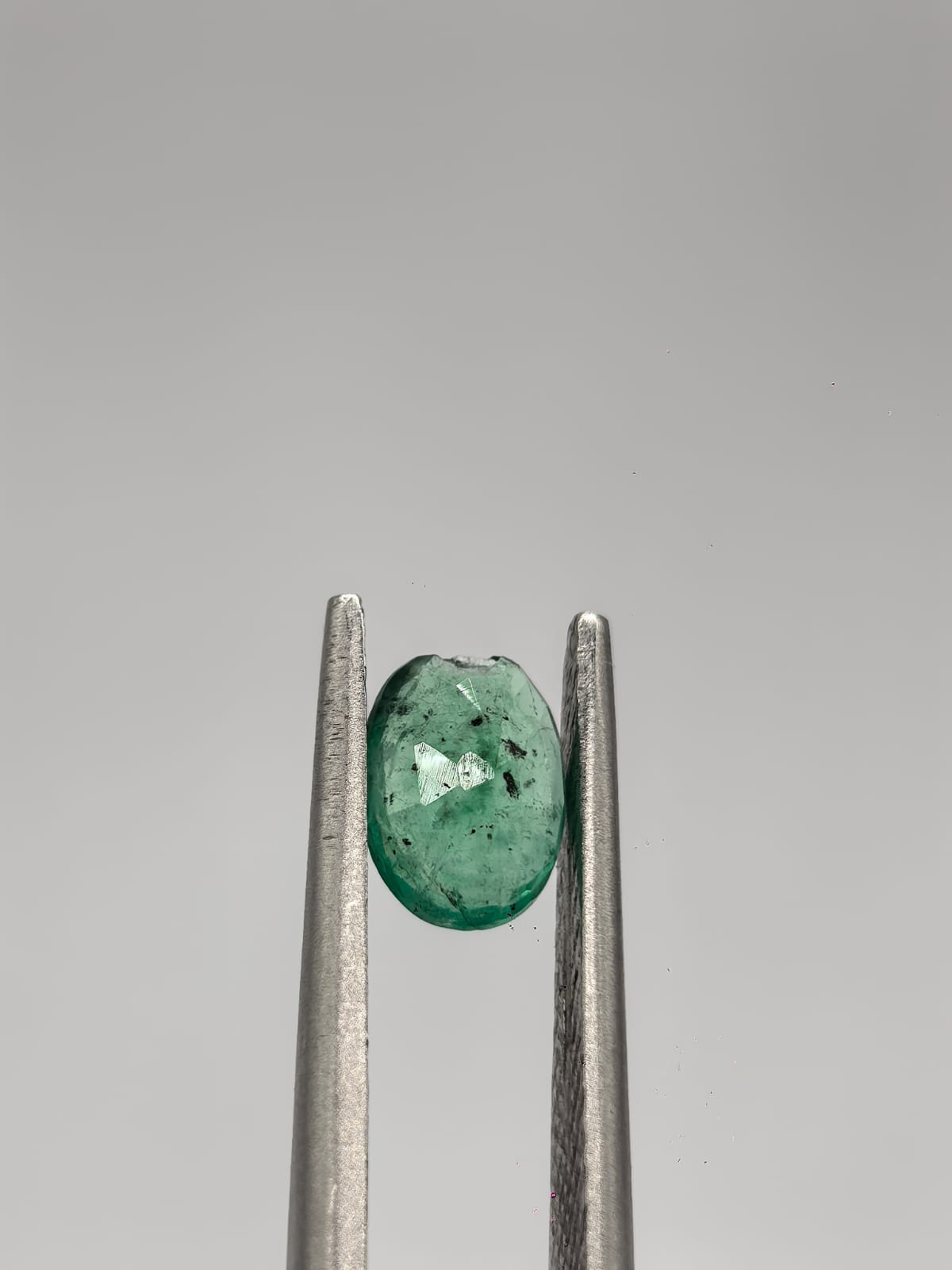 Esmeralda colombiana oval de 0.65ct