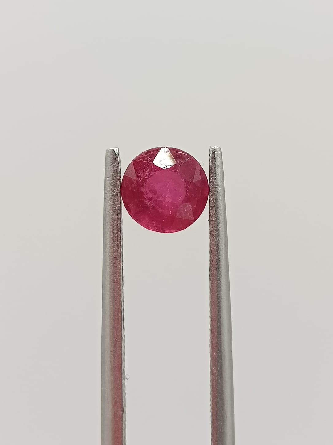 Rubí circular de 0.68ct
