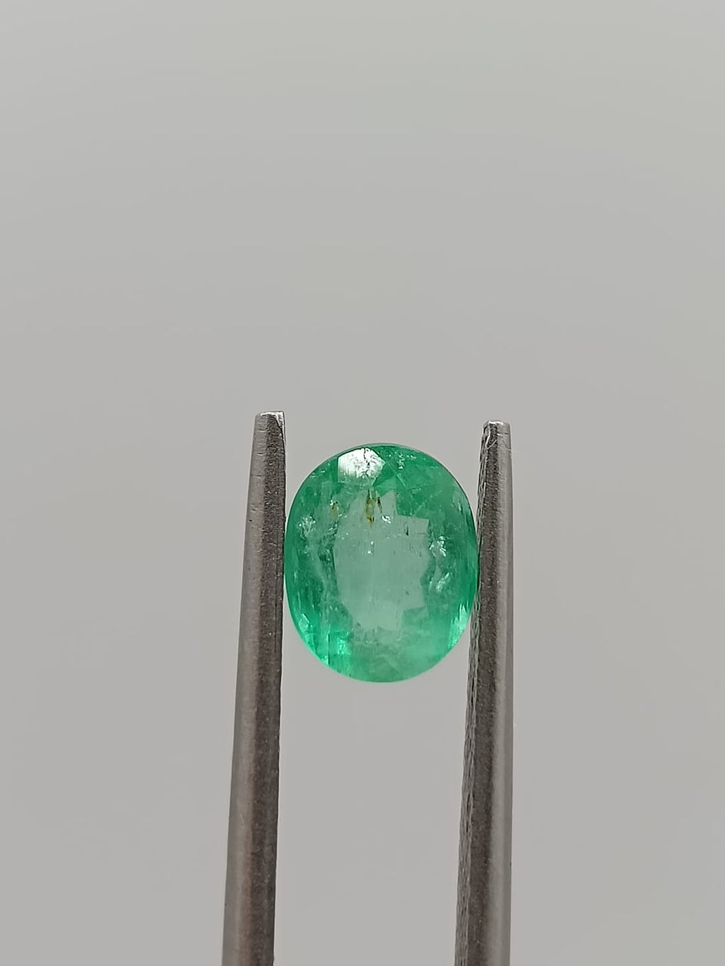 Esmeralda colombiana ovalada de 0.97ct