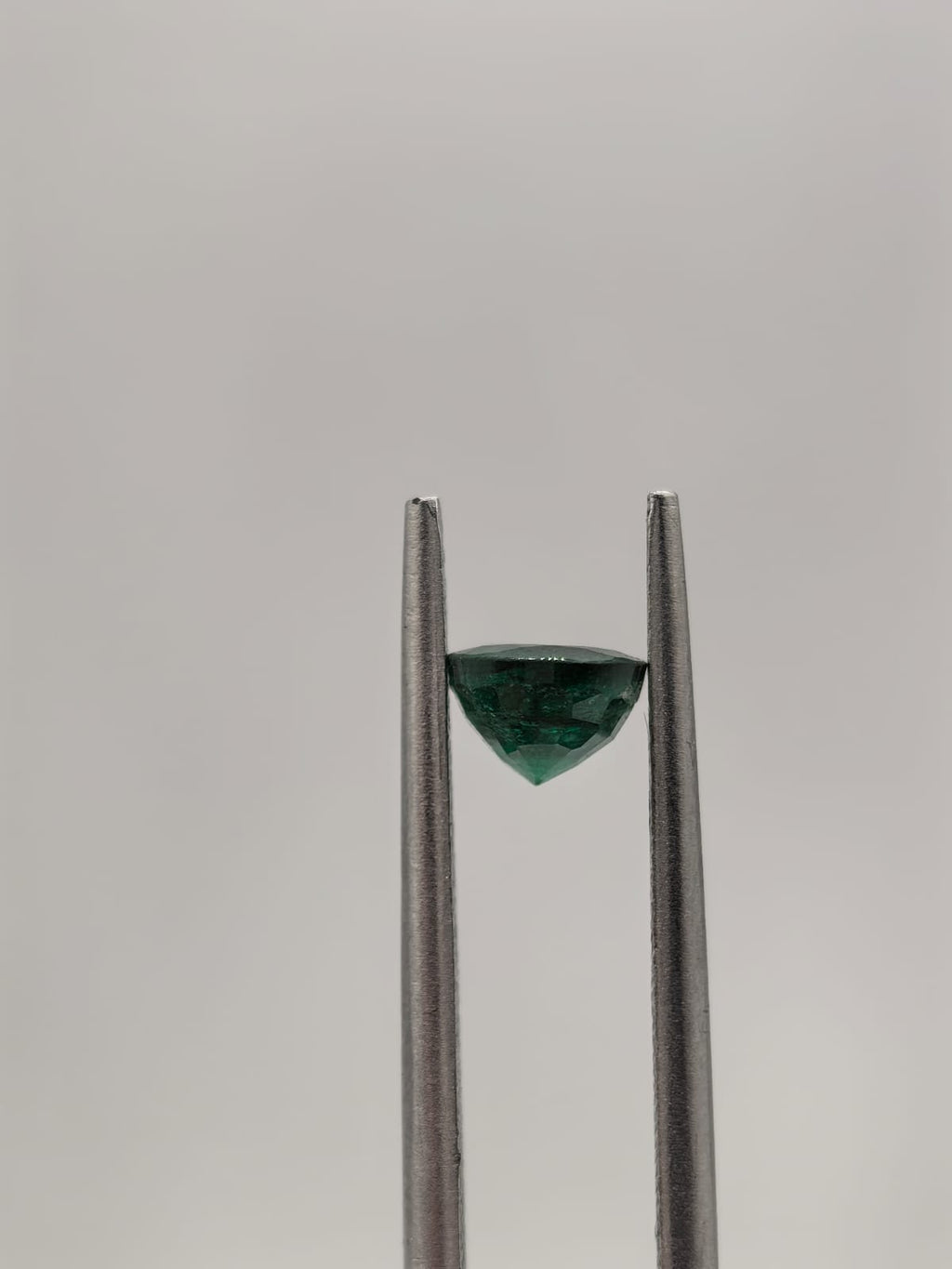 Esmeralda colombiana ovalada de 0.82ct