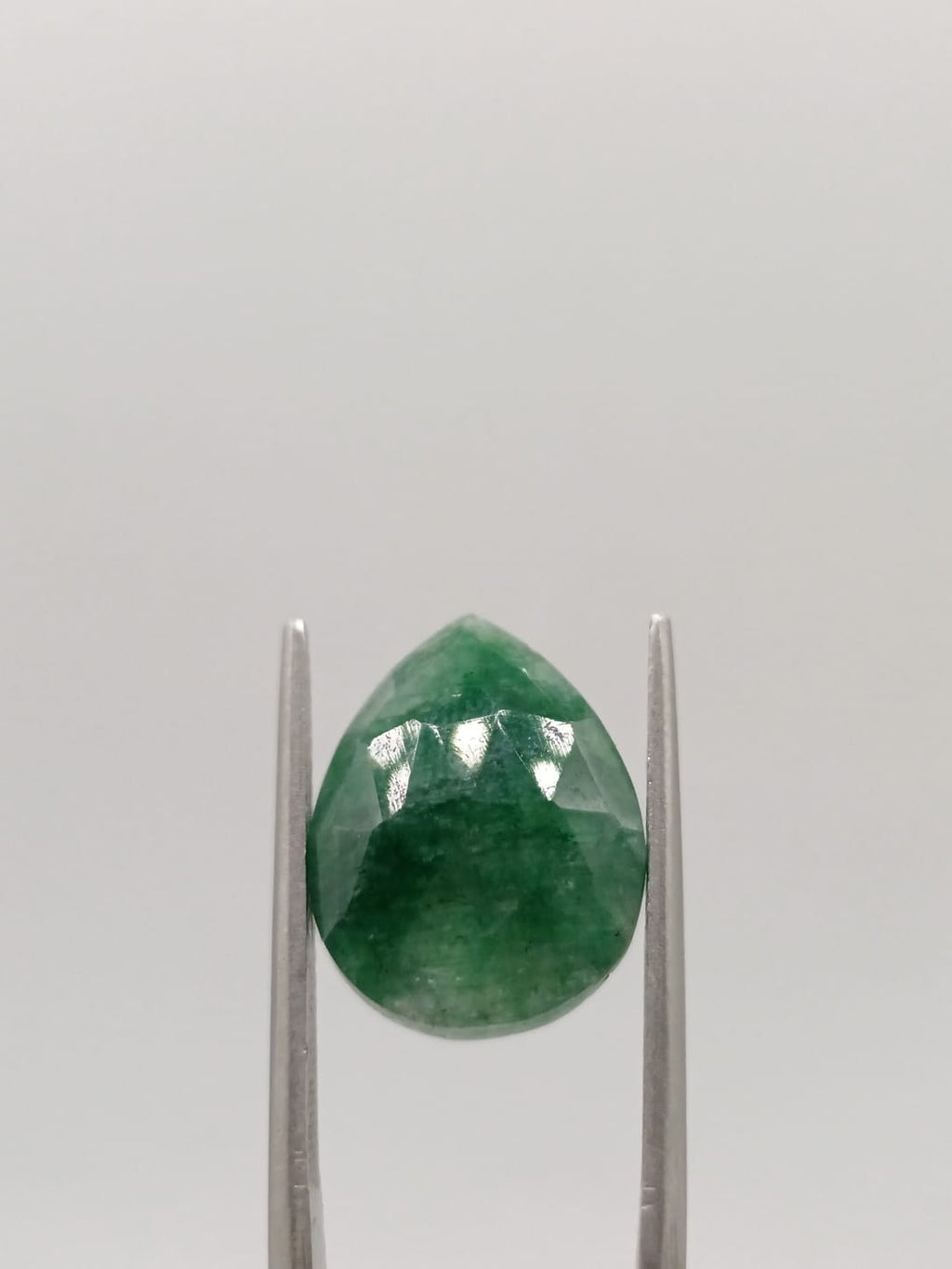 Esmeralda brasileña forma de gota de 7.70ct